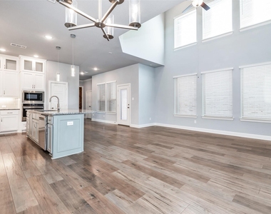 636 Courtyard Lane - Photo Thumbnail 9