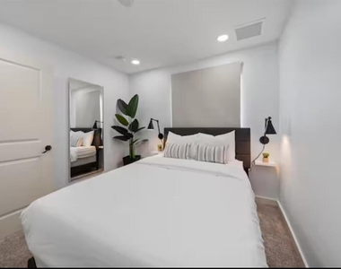 1559 W 26th Court - Photo Thumbnail 13