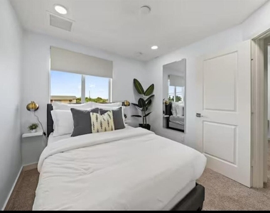 1559 W 26th Court - Photo Thumbnail 15