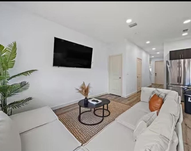 1559 W 26th Court - Photo Thumbnail 7