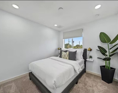 1559 W 26th Court - Photo Thumbnail 12