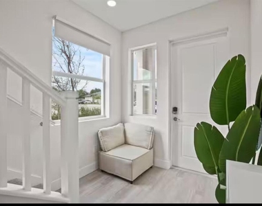 1559 W 26th Court - Photo Thumbnail 3