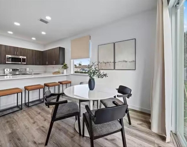 1559 W 26th Court - Photo Thumbnail 8