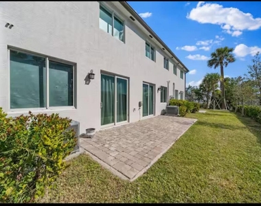 1559 W 26th Court - Photo Thumbnail 2