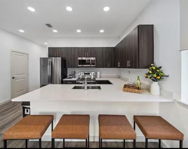 1559 W 26th Court - Photo Thumbnail 4