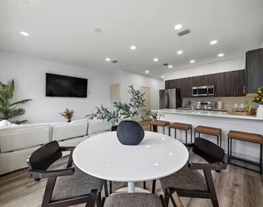 1559 W 26th Court - Photo Thumbnail 6