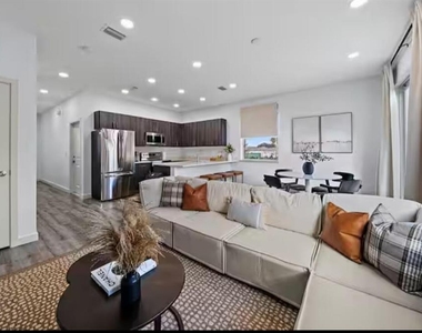1559 W 26th Court - Photo Thumbnail 5