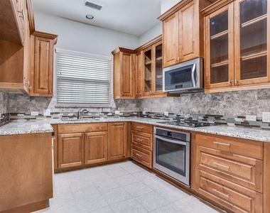 869 Rohan Drive - Photo Thumbnail 10