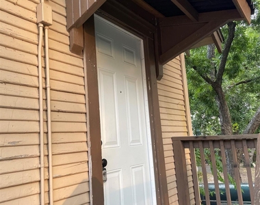1007 Oakland Street - Photo Thumbnail 2