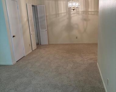 8526 Baltimore Drive - Photo Thumbnail 4