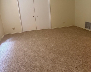 8526 Baltimore Drive - Photo Thumbnail 5