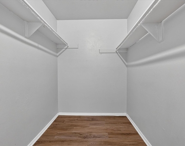 7012 Lincolnshire Lane - Photo Thumbnail 18