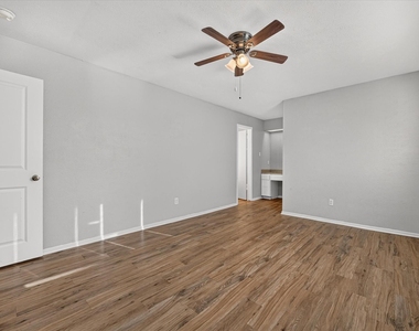 7012 Lincolnshire Lane - Photo Thumbnail 15