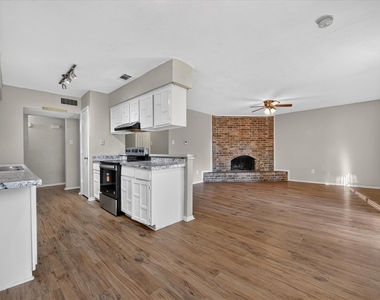 7012 Lincolnshire Lane - Photo Thumbnail 4