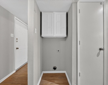 7012 Lincolnshire Lane - Photo Thumbnail 22