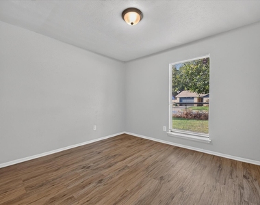 7012 Lincolnshire Lane - Photo Thumbnail 12