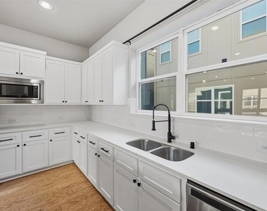 2646 Carolwood Lane - Photo Thumbnail 10