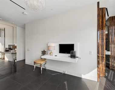 2408 Victory Park Lane - Photo Thumbnail 16