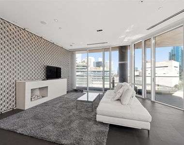 2408 Victory Park Lane - Photo Thumbnail 9