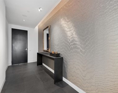 2408 Victory Park Lane - Photo Thumbnail 1