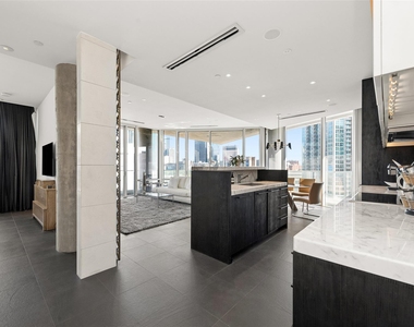 2408 Victory Park Lane - Photo Thumbnail 4
