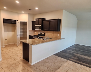 729 Watson Way - Photo Thumbnail 15