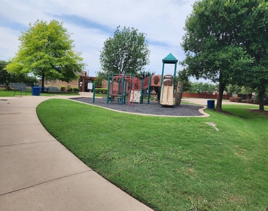 729 Watson Way - Photo Thumbnail 8