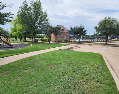 729 Watson Way - Photo Thumbnail 2