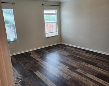 729 Watson Way - Photo Thumbnail 12