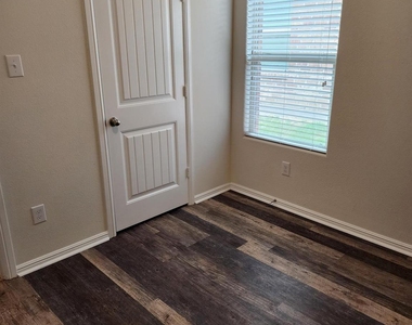 729 Watson Way - Photo Thumbnail 14