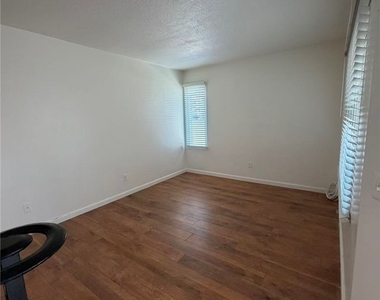 1650 S Campus Avenue - Photo Thumbnail 3