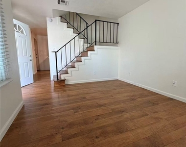 1650 S Campus Avenue - Photo Thumbnail 4