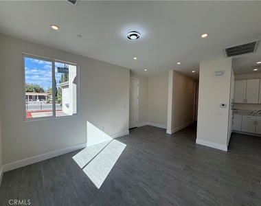 179 E 8th Street - Photo Thumbnail 6