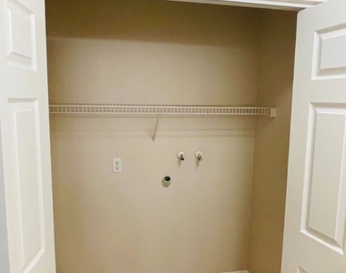 1050 Falcon Court - Photo Thumbnail 18