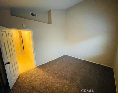 1050 Falcon Court - Photo Thumbnail 16