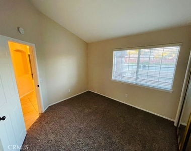 1050 Falcon Court - Photo Thumbnail 13