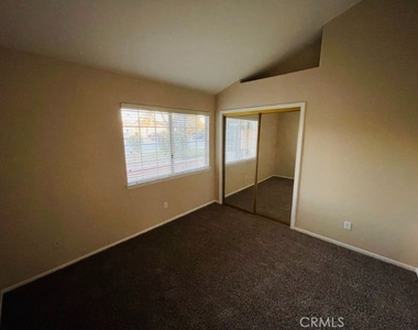 1050 Falcon Court - Photo Thumbnail 12