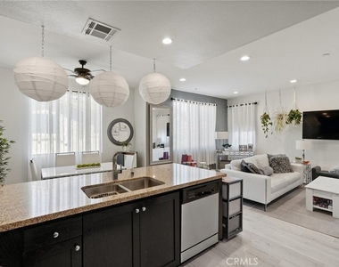 354 Newbury Vista - Photo Thumbnail 3