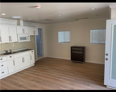 2602 Colby Avenue - Photo Thumbnail 3