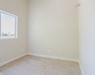 7350 Cozycroft Avenue - Photo Thumbnail 23