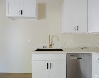 7350 Cozycroft Avenue - Photo Thumbnail 5