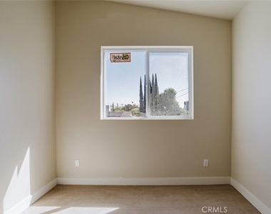 7350 Cozycroft Avenue - Photo Thumbnail 21
