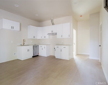 7350 Cozycroft Avenue - Photo Thumbnail 2