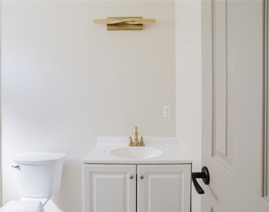 7350 Cozycroft Avenue - Photo Thumbnail 11