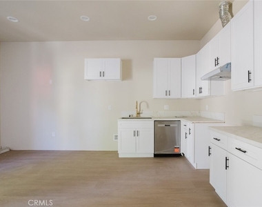 7350 Cozycroft Avenue - Photo Thumbnail 4