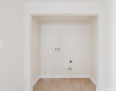 7350 Cozycroft Avenue - Photo Thumbnail 15