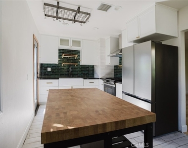 18328 Gresham Street - Photo Thumbnail 11