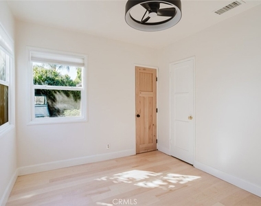 18328 Gresham Street - Photo Thumbnail 4