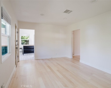 18328 Gresham Street - Photo Thumbnail 5