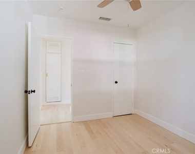 18328 Gresham Street - Photo Thumbnail 21